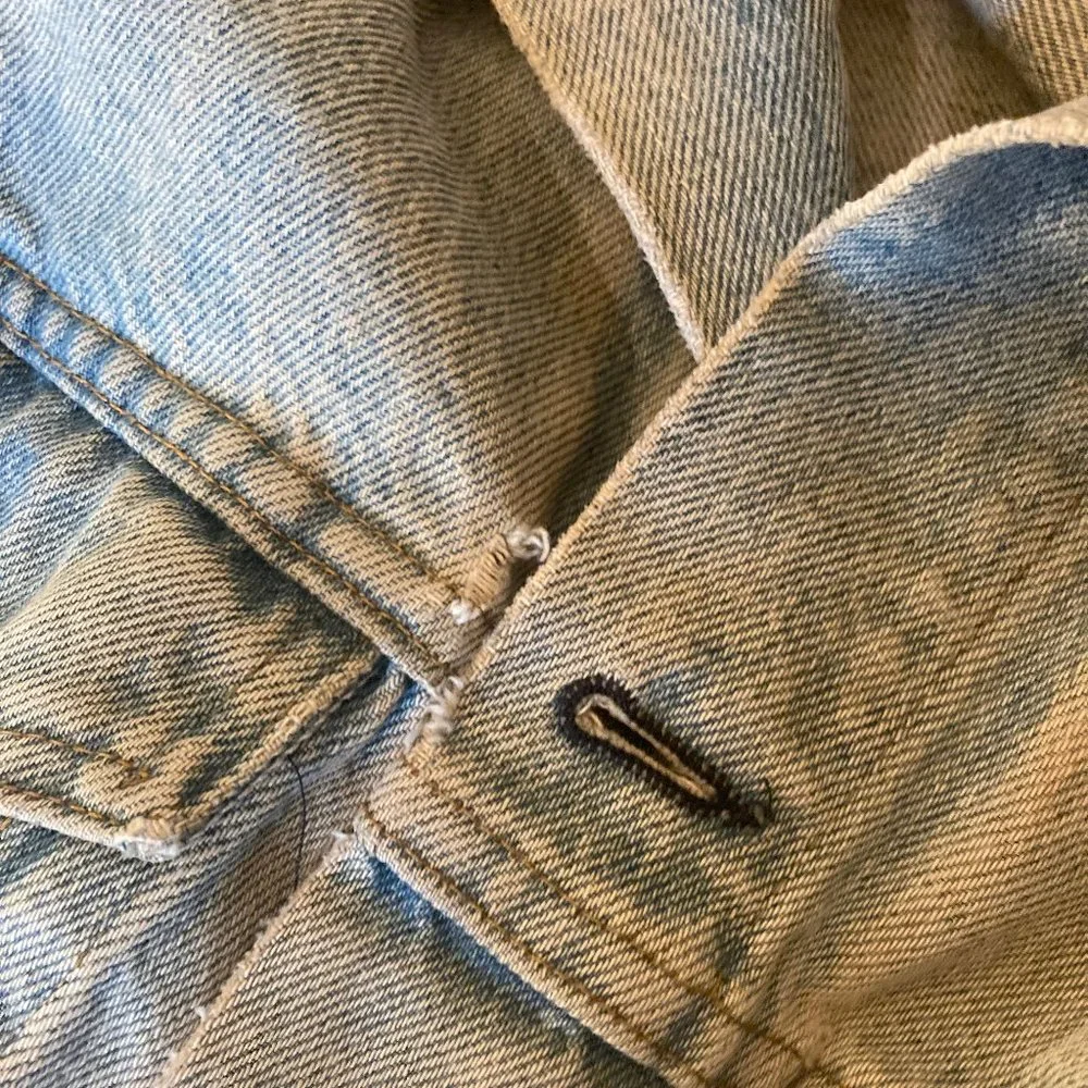 Vintage Women's Levis Jean Jacket - Denim - Picture 4 of 11